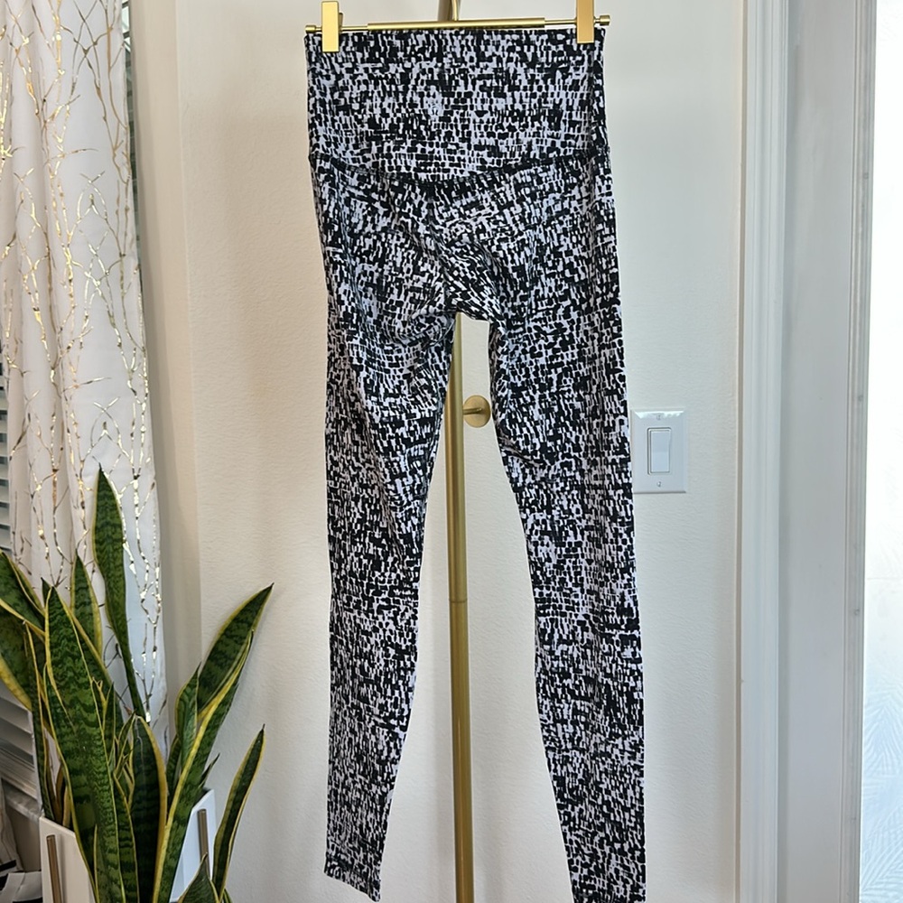 50. Lululemon Align Pant 28"
Urban Block Ice Grey Black - Picture 9 of 10